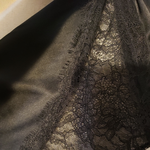 Exquisite Victoria's Secret Robe - Picture 4 of 6